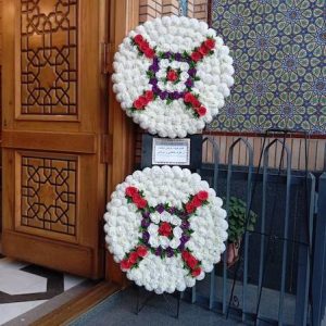 تاج گل دو طبقه ترحیم با گل سفید و قرمز مصنوعی مدل 1 محک